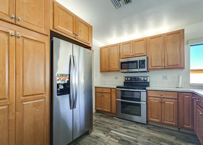 Holiday home Pool & Personal Bar! 4 Mi To Downtown