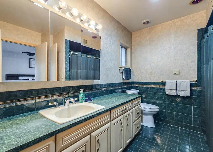 Pool & Personal Bar! 4 Mi To Downtown Holiday home *
