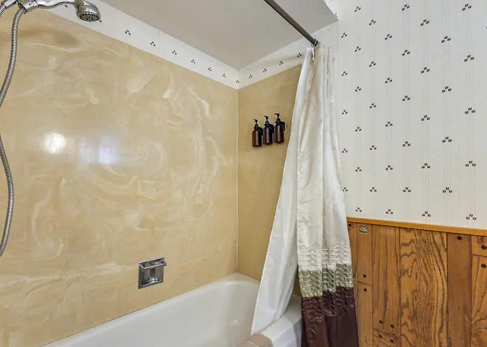 Pool & Personal Bar! 4 Mi To Downtown Holiday home *