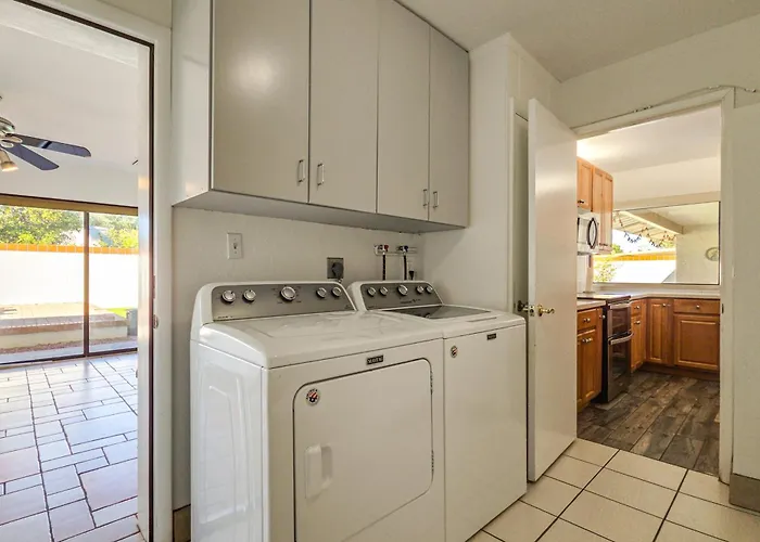 Holiday home Pool & Personal Bar! 4 Mi To Downtown
