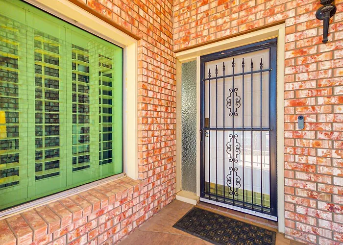 Pool & Personal Bar! 4 Mi To Downtown Holiday home
